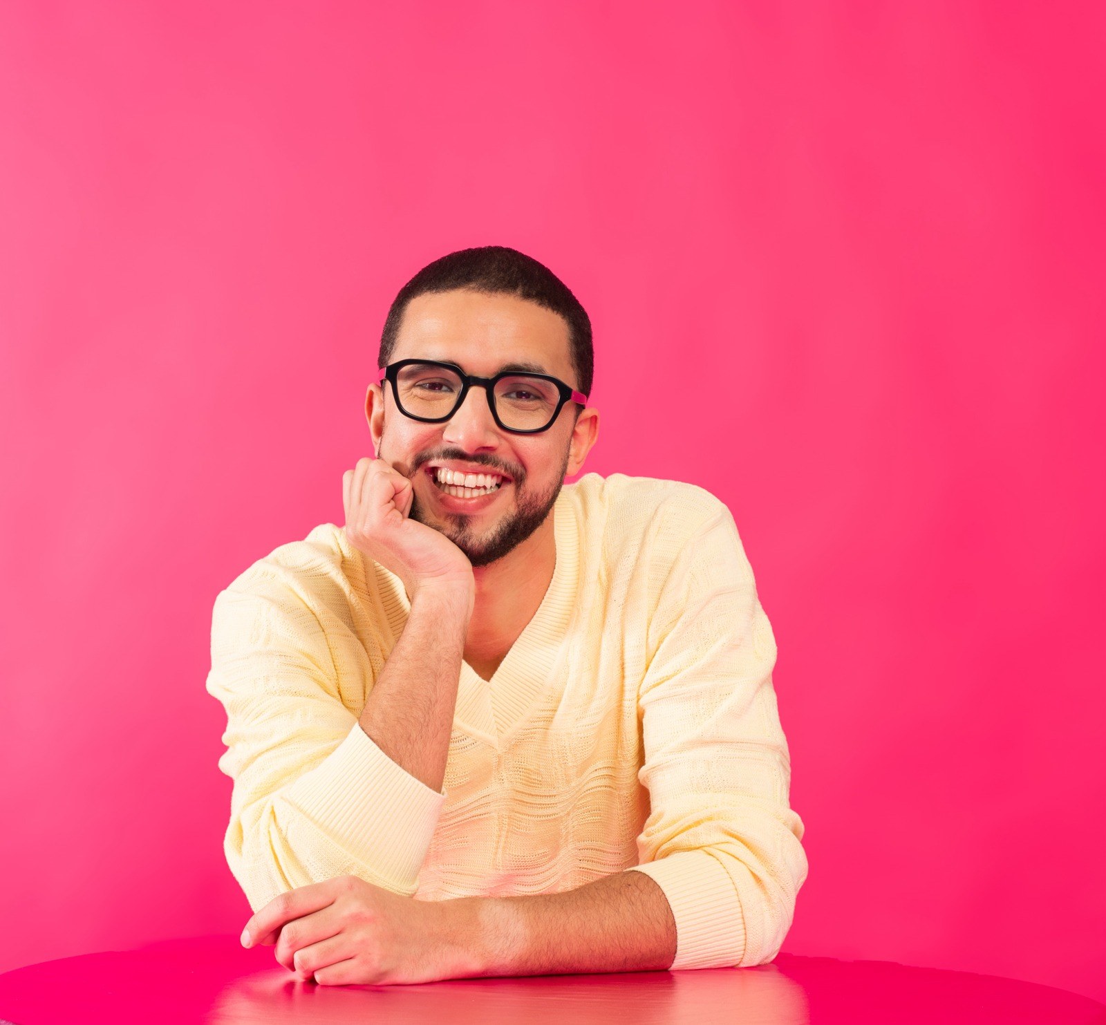 Hamza Ouamari lachend, in zwart jasje